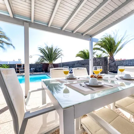בית נופש Blue Waves House - Heated Pool, Bbq And Bicycles By Lanzarote